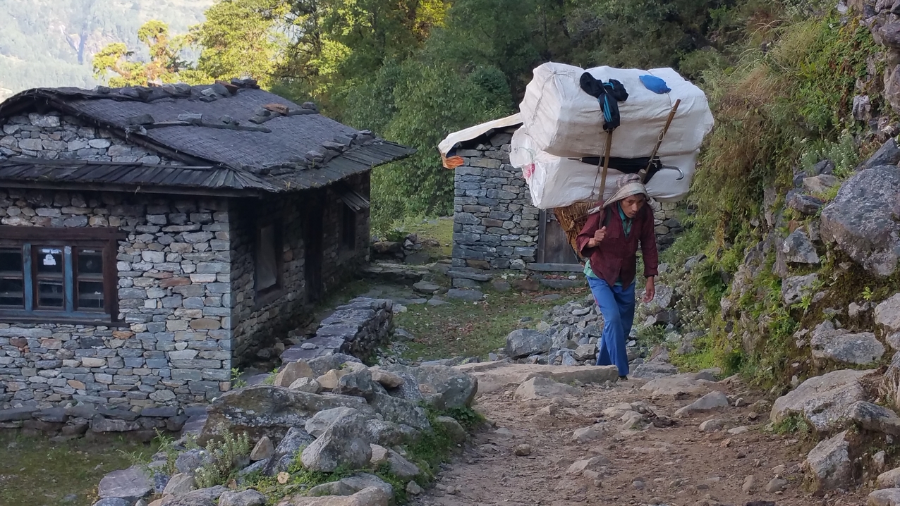 Alle Lasten und Material, das in Lukla ankommt, wird zu Fuß oder mit Lasttieren weiter transportiert. Die Lasten, die einzelne Träger transportieren können sind enorm.
