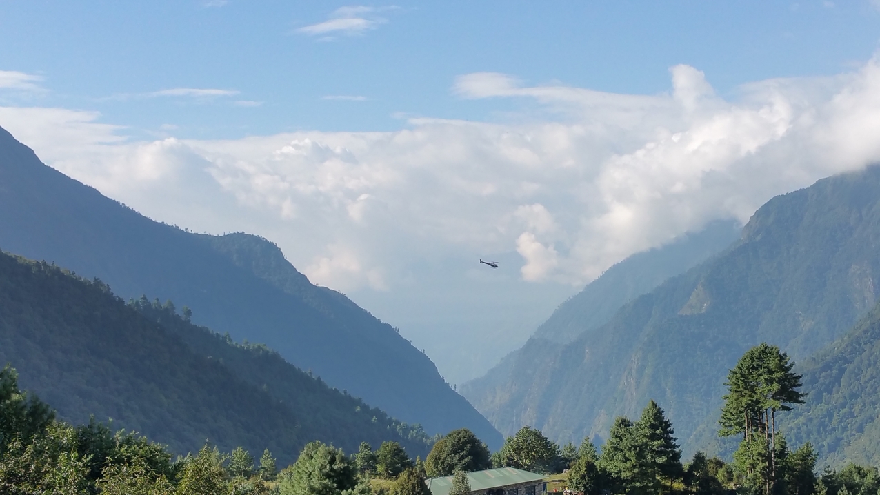 Viele Hubschrauber fliegen Touristen von Lukla direkt zum Everest Basecamp und ermöglichen so ein unvergessliches Höhenkrankheits Erlebnis.
