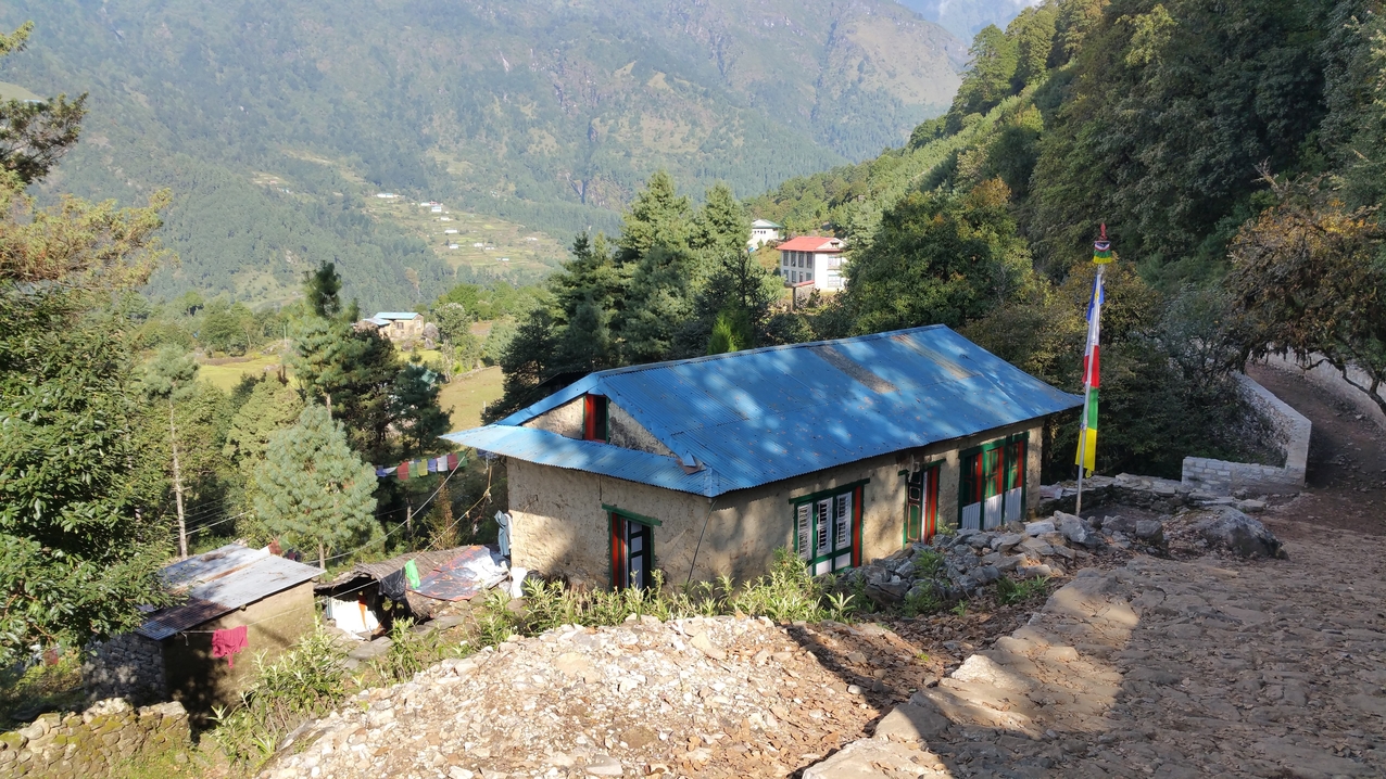 Viele kleine Lodges oder Restaurants säumen den Weg von Lukla nach Namche so wie hier in Chaurikharka.
