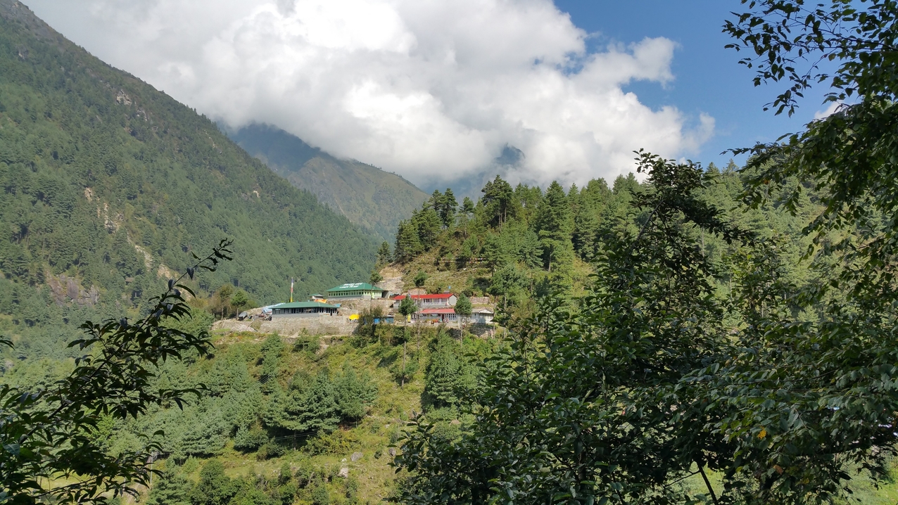 Blick auf die Häuser von Numing Ghat.
