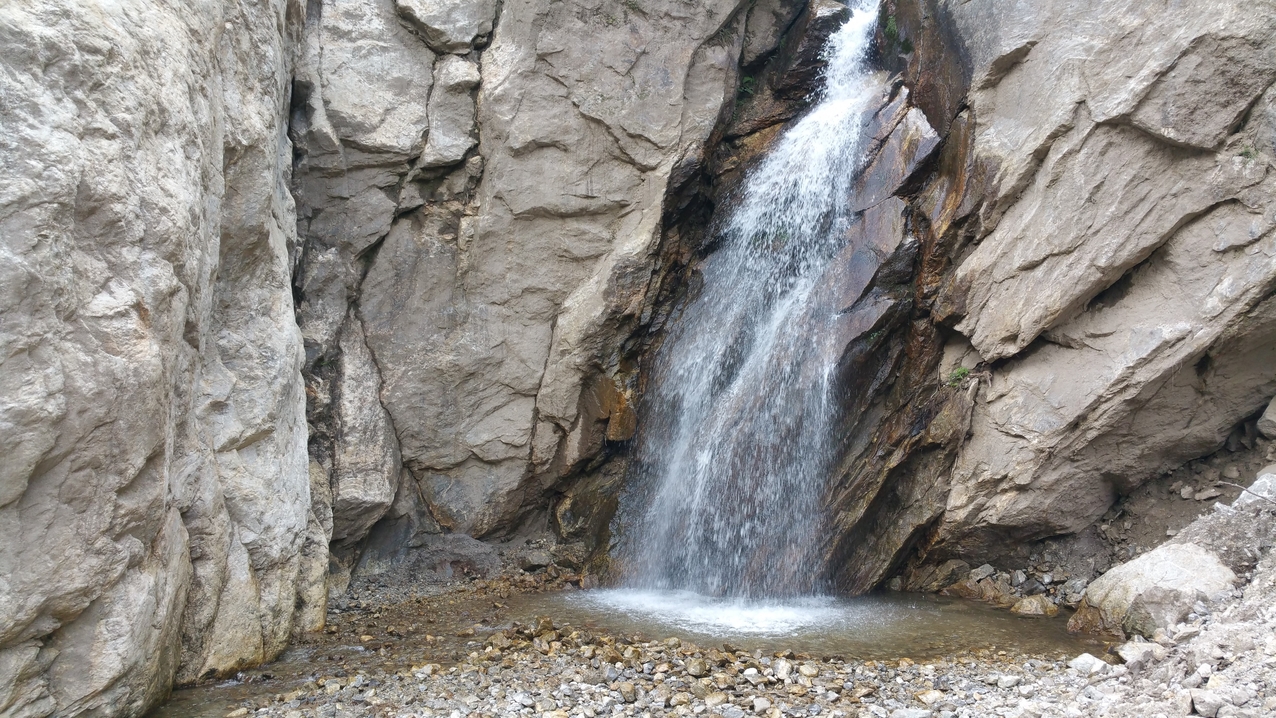 Dieser Wasserfall zwischen Toc-Toc und Benkar wird vom darüber liegenden Khumbila gespeist.
