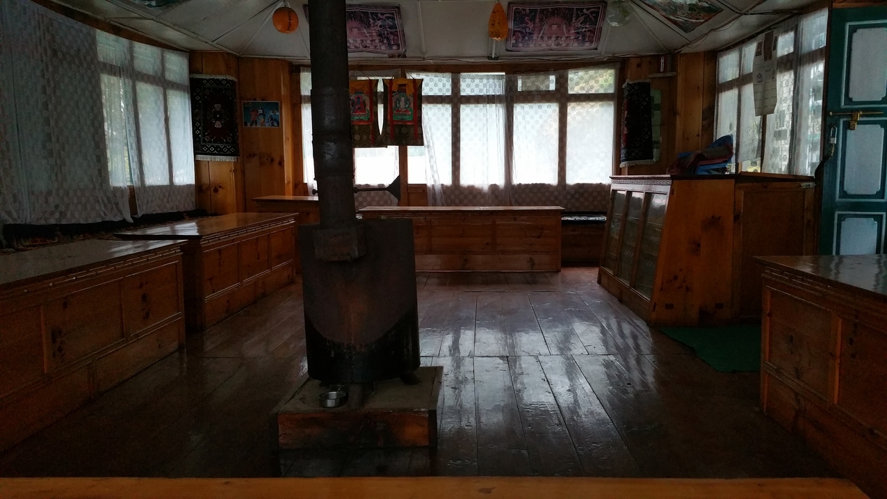 Ein Restaurant einer Lodge in Monjo. Alles schön glänzend gepflegt. Obwohl der Weg nach Namche der einzige Zugangsweg aus Süden ins Everestgebiet ist, sind kaum Touristen hier. Das ist für die Menschen vor Ort ein Problem, da sie auf die Einnahmen aus dem Tourismusgeschäft angewiesen sind.
