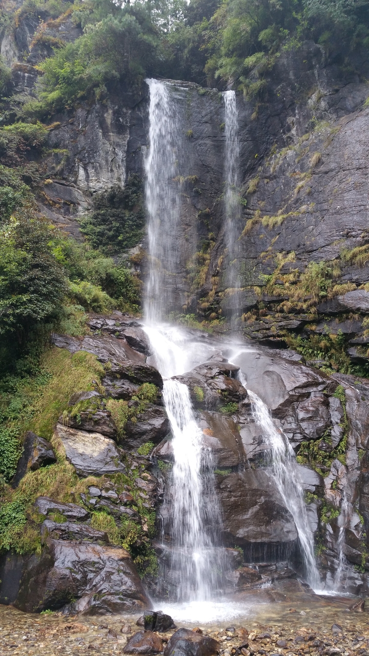 Der Wasserfall zwischen Benkar und Toc-Toc mt kristallklarem Wasser vom Khumbila Schneefeld.
