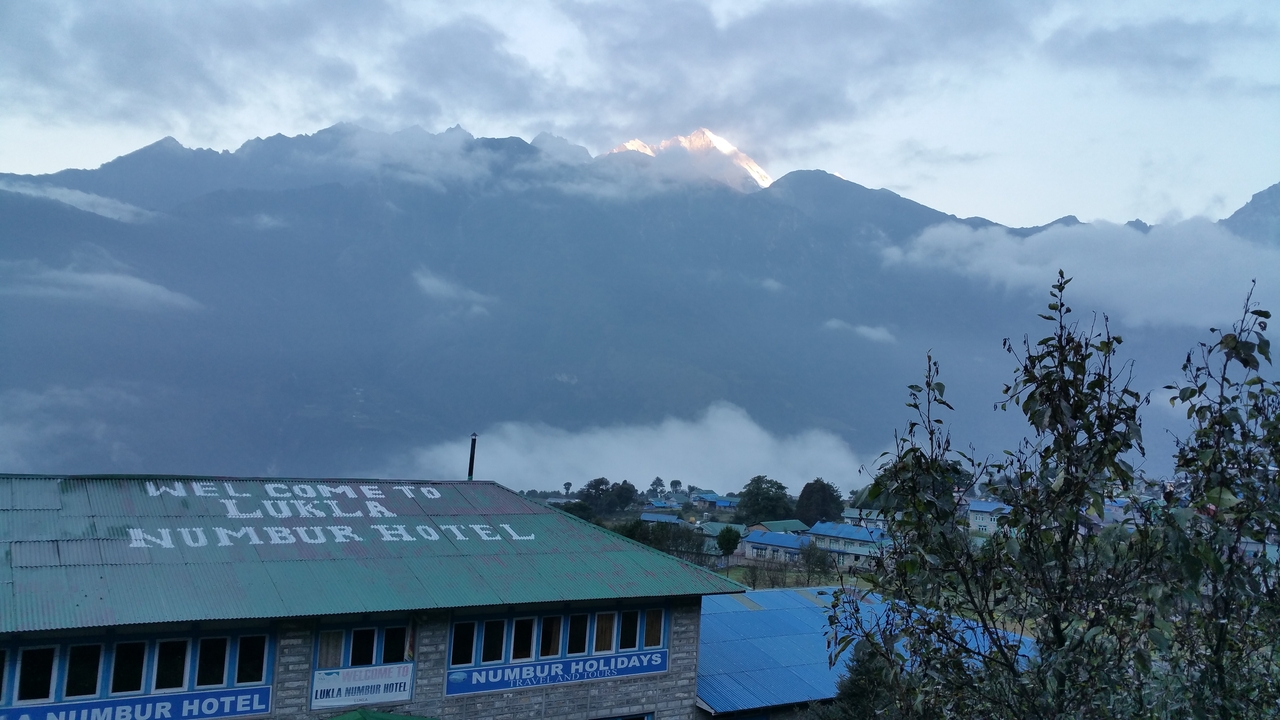 Die ersten Sonnenstrahlen auf den Gipfeln lassen hoffen, dass der Flug nach Kathmandu heute stattfindet.
