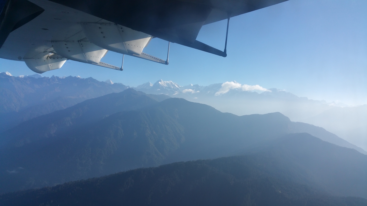 Blick zurück auf die hohen Himalaya Gipfel.
