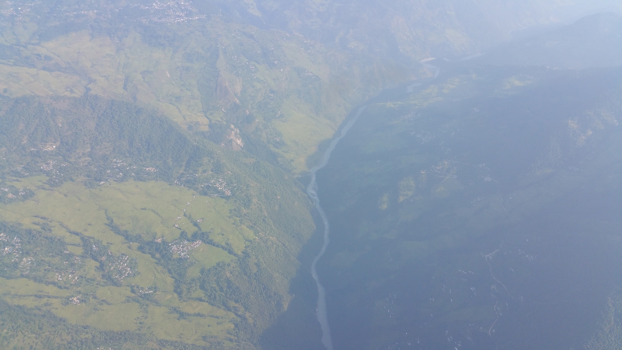 Ein großer Fluß, der Tamakoshi bei Bhimeshwar, aus dem Himalaya gespeist, bahnt sich seinen Weg durch das Vorgebirge bis er in den Koshi aus dem Everestgebiet mündet.

