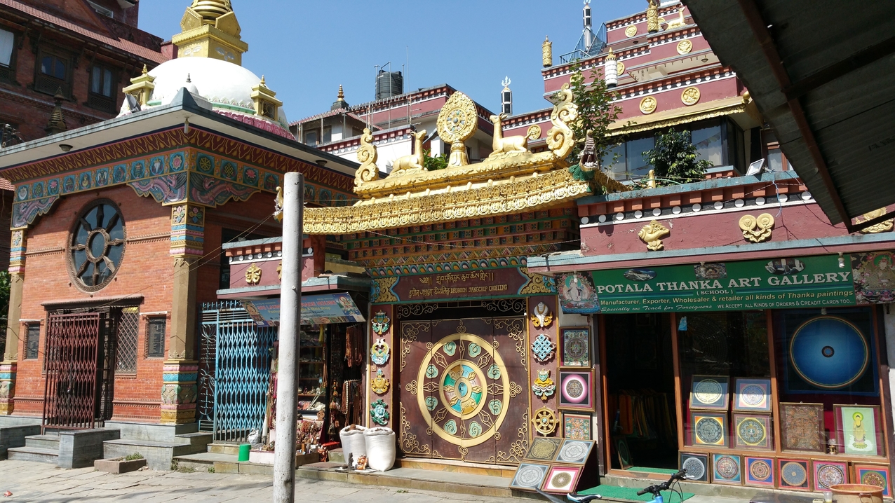 ... ebenso die reich verzierten Geschäfte um den Platz herum.
