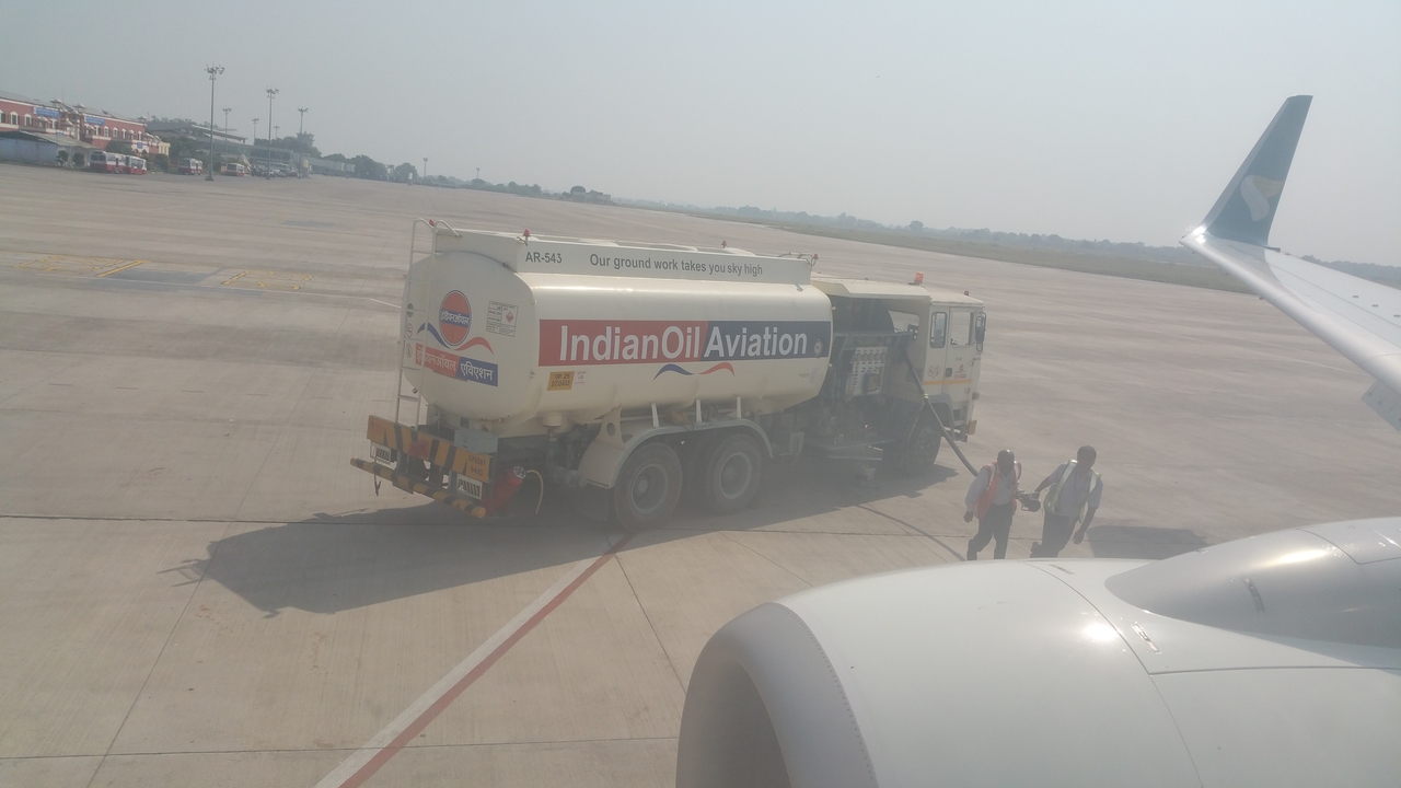 Der Tankstopp muss nahe an Kathmandu sein, da die Flugzeuge ja ihren Sprit für den Rückflug mitbringen müssen, aber nicht mit viel Gewicht in den Tanks landen können. Nach 45 Minuten Tanken abseits der Terminals geht es direkt wieder auf die Startbahn.
