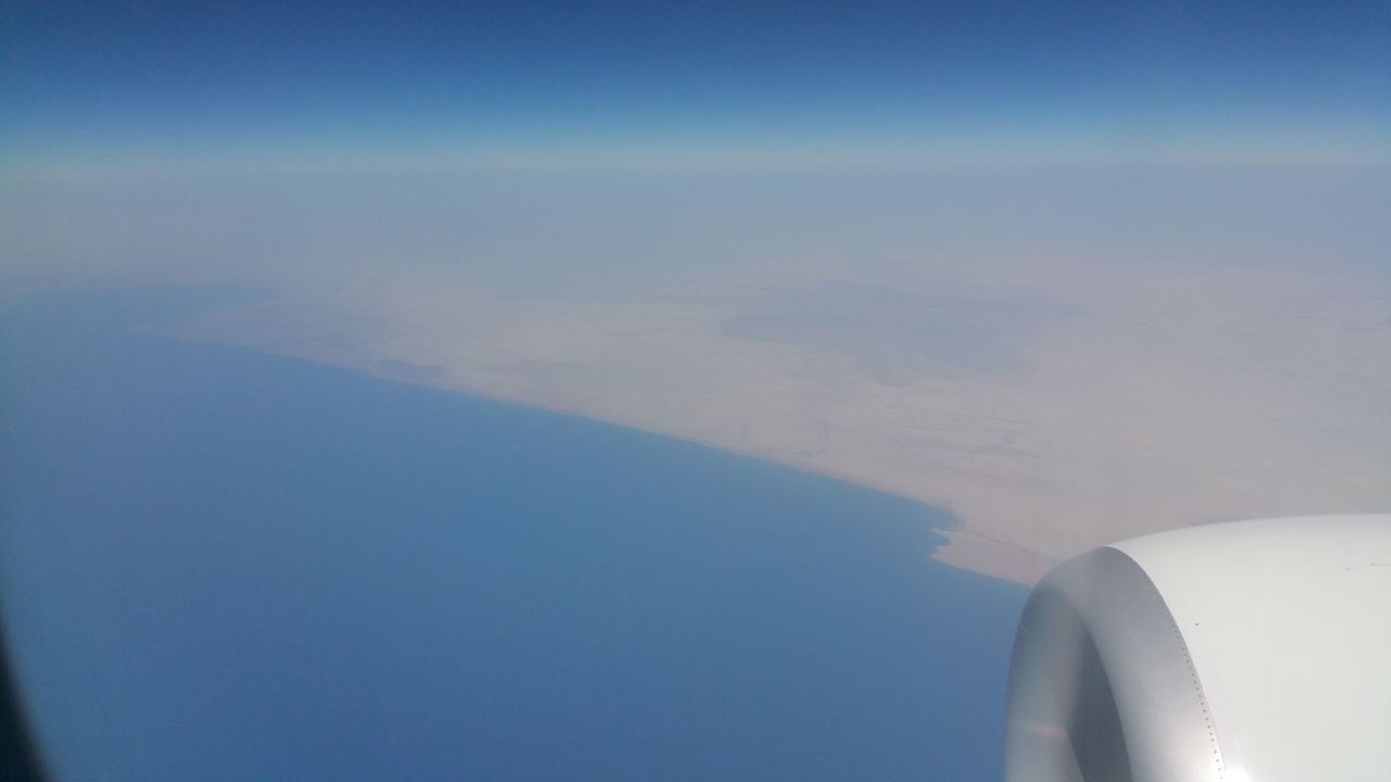 Die Iranische Küste zwischen Beris und Tschahbahar. Im Dunst links die Bucht von Tschahbahar.
