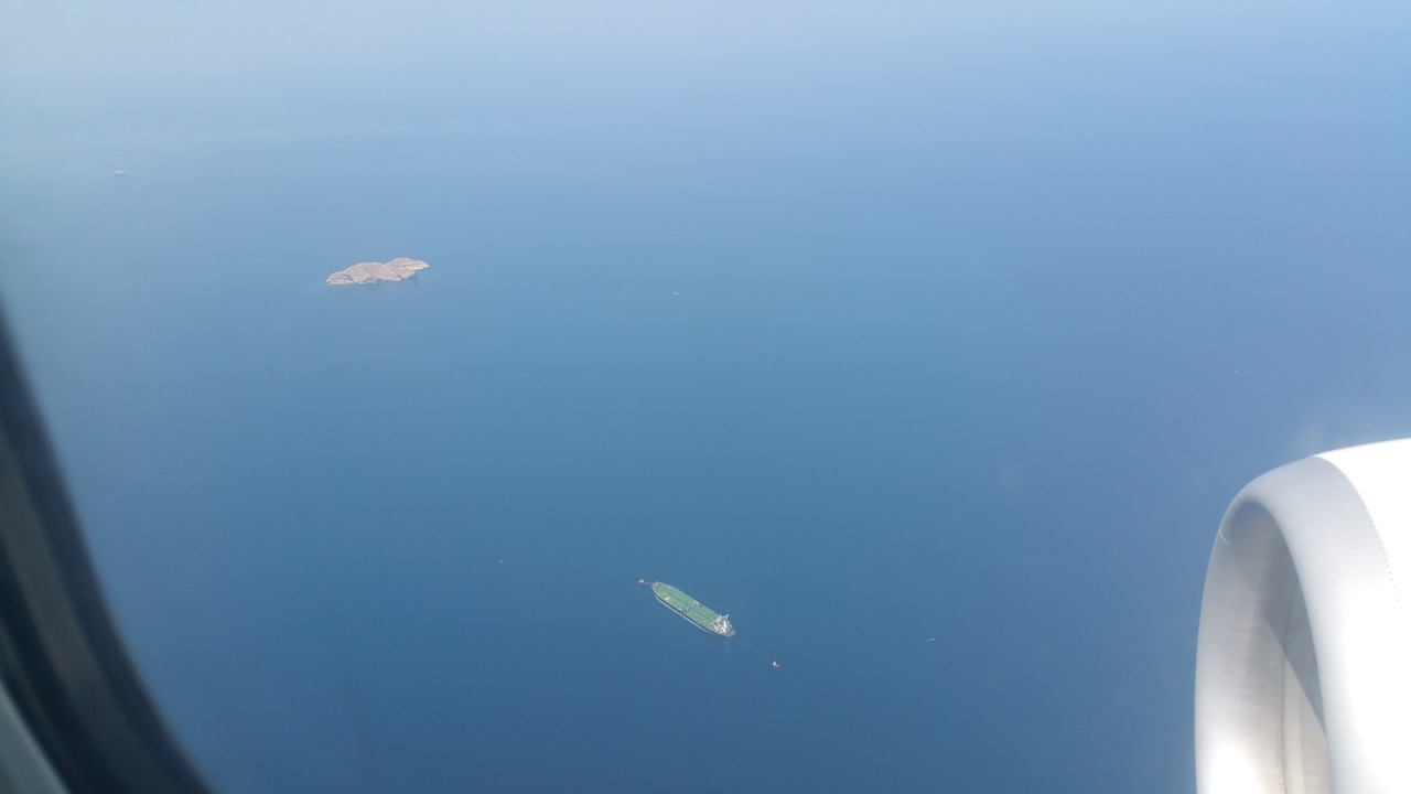 Tanker auf Reede vor Omans Küste bei der vorgelagerten Insel Fahal.
