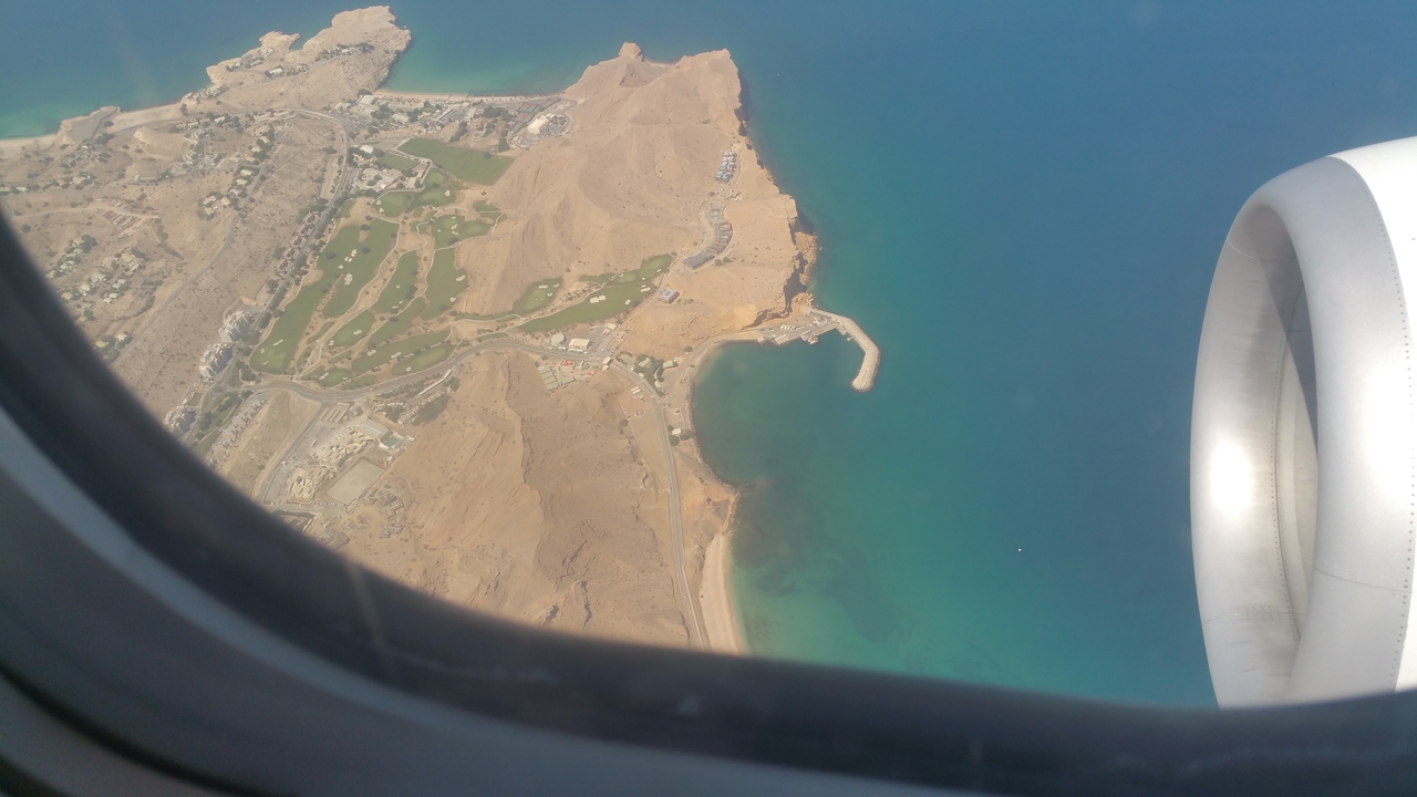 Die Stadt Qurum (arabisch: Mangrove) und die Landspitze des Ra's al-Hamra wird im Anflug auf den Flughafen Maskat in etwa 1500m überflogen.
