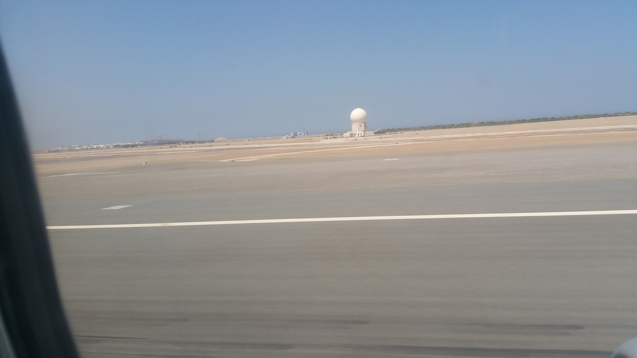 Eine Radarkuppel an der Nordseite des Flughafen Areals.
