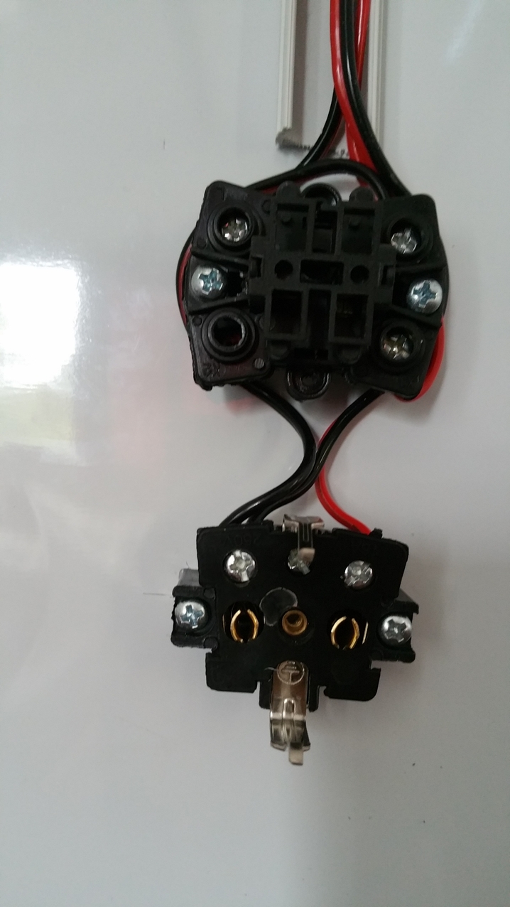 Mangels vorschriftsmäßiger Kabel zur Innenraum Installation muss eben auch mal Lautsprecher-Kabel reichen, um die Steckdosen und Lampen anzuschließen. Immerhin ist es 0,75 mm2 Litze, im Kabelkanal verlegt und mit einer 10A Sicherung mit Auslösecharakteristik B abgesichert. Also fast VDE und somit für hiesige Verhältnisse vorbildlich.
