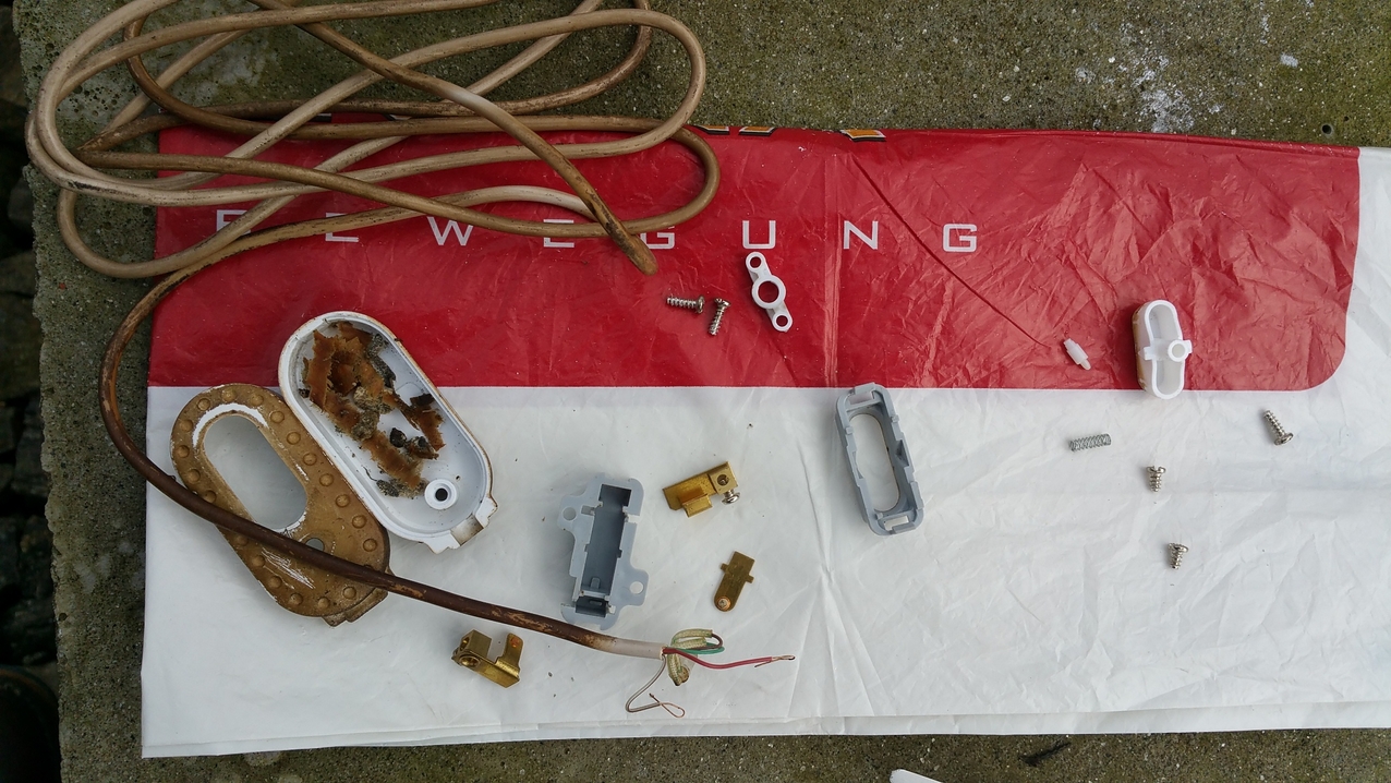 Durch den Rauch in der Hütte etwas gebräunt. Die Gold-Edition: Das Kabel war mal weiß, und Schalter außen auch (vor einem Jahr neu).
