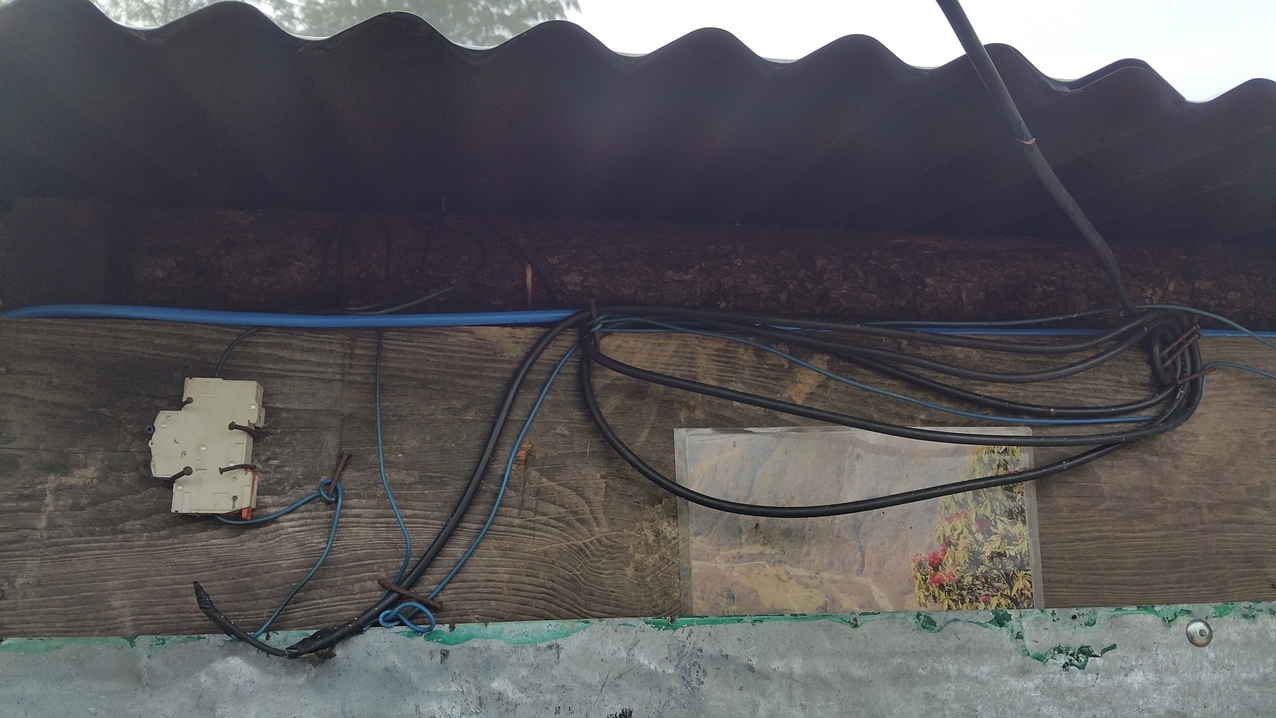 ...und dann noch mit Zugentlastung für die Kabel!
Die scharfe Blechkannte am Draht übersehen wir mal.
