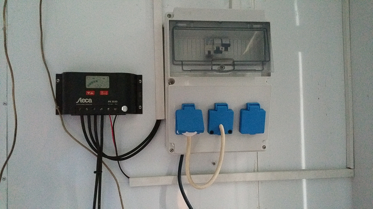 Mit Umstecken hat man die Wahlmöglichkeit der Stromquelle.
Links wird alles mit Solarstrom, rechts mit Gemeindestrom versorgt.
