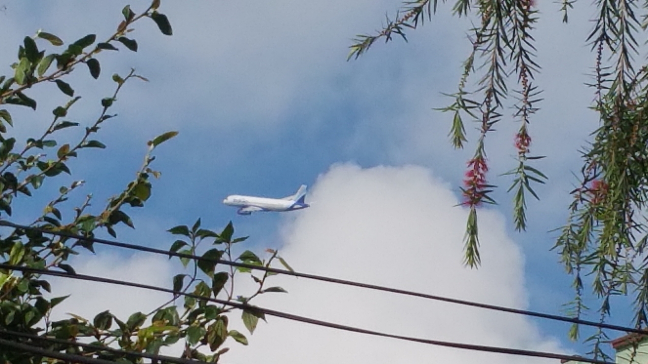 Je nach Windrichtung starten die Flugzeuge von Tribhuvan in einer großen Kurve mitten über die Stadt.
