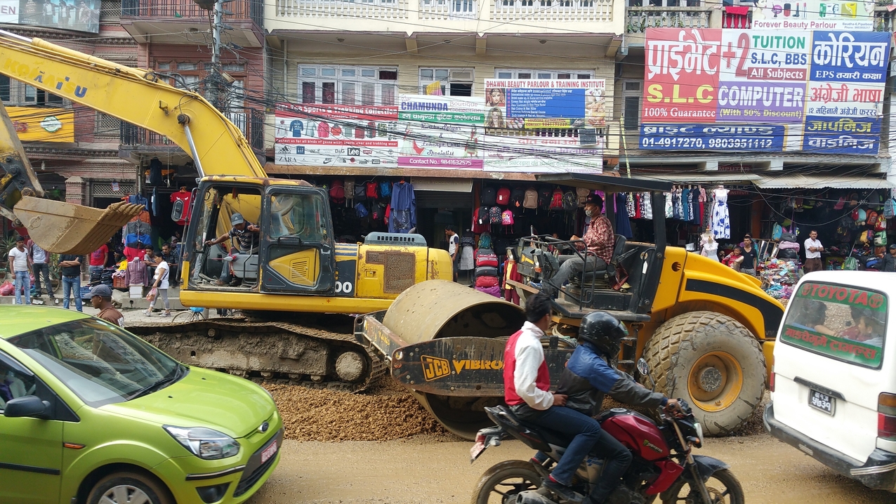 Straßenausbesserung mitten im Verkehrsgewimmel erspart die Umleitung, aber nicht die Zeitverzögerung.
