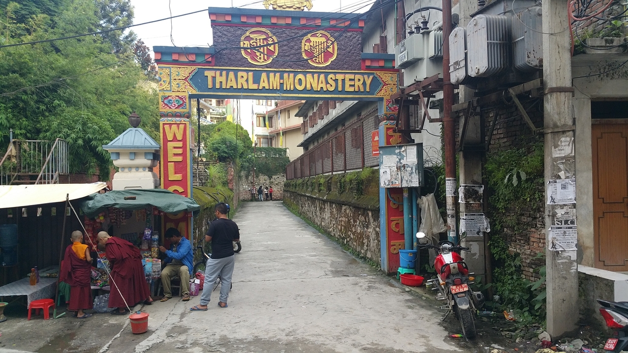 Eines der vielen Klöster, die um das Boudhanath angesiedelt sind.
