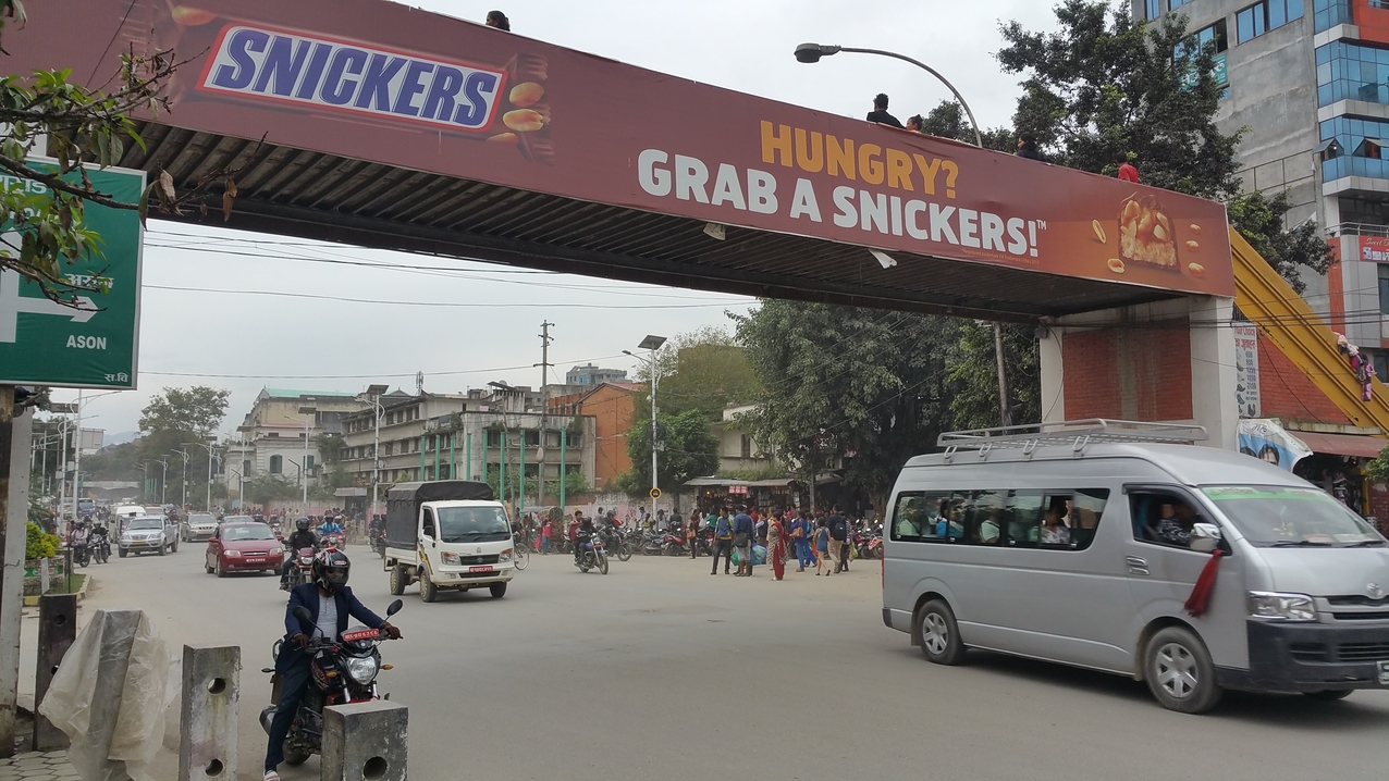 Die Firma Mars macht gerade in Nepal eine groß angelegte Werbetour für Snickers. Auch im ländlichen Raum. Das wird die Problematik von schlechten Zähnen und geringer zahnärztlicher Versorgungsinfrastruktur, gerade für Kinder, weiter verschärfen. Aber der Profit für wenige steigt stark, das ist die Hauptsache.
