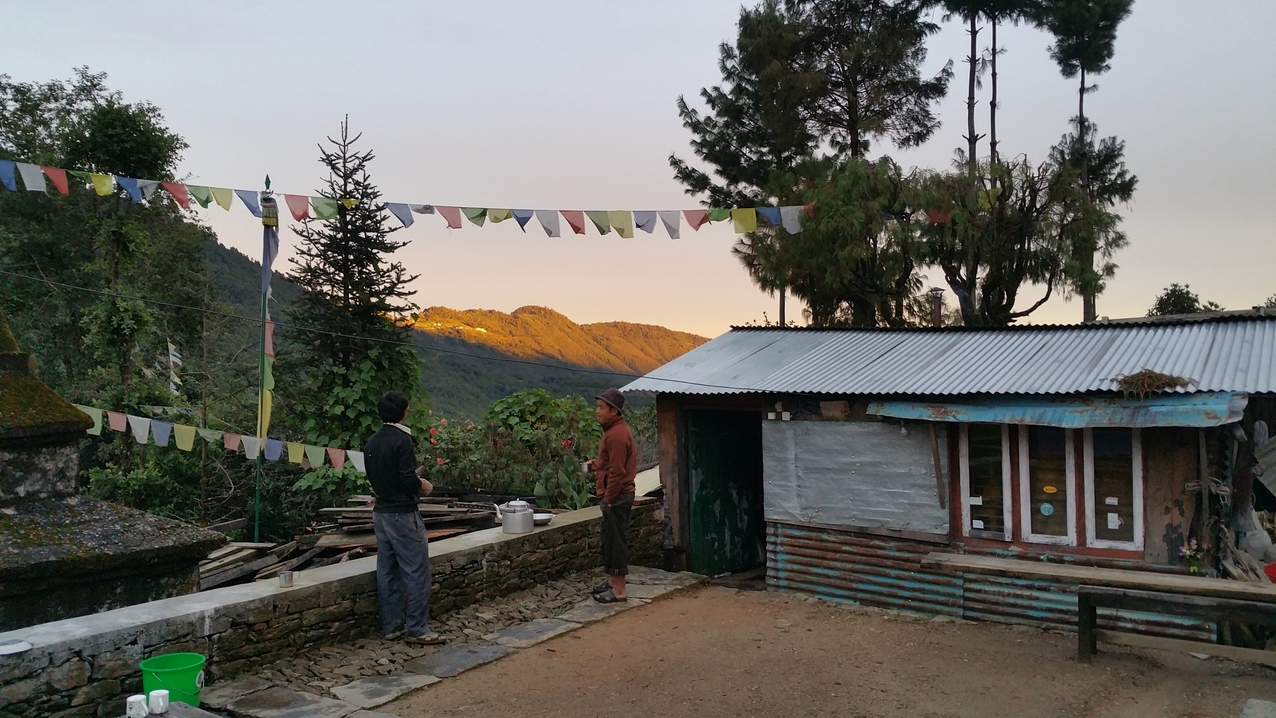 Abendstimmung und Sonnenschein auf das Nachbardorf Sermathang
