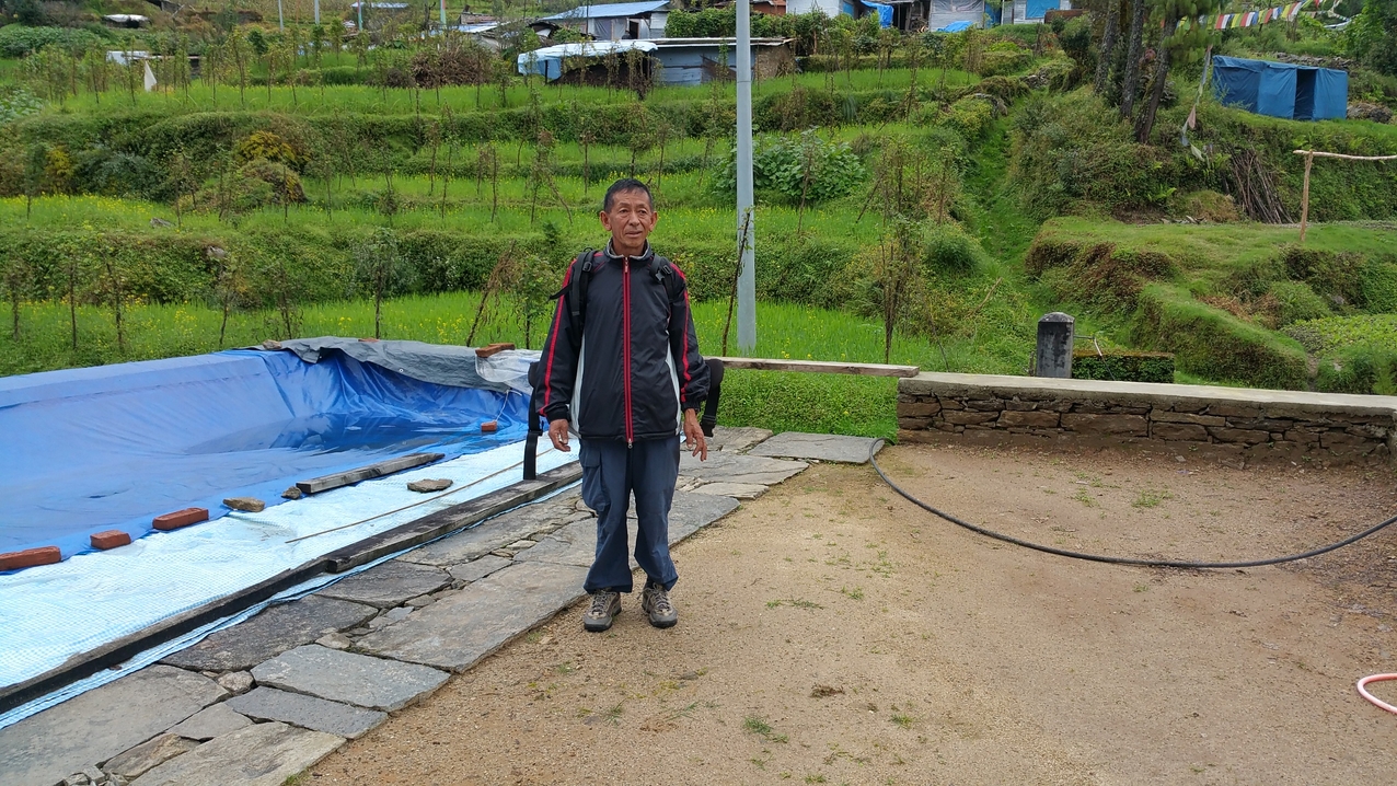 Kaji bricht auf, um die Tour um den Manaslu zu starten.
