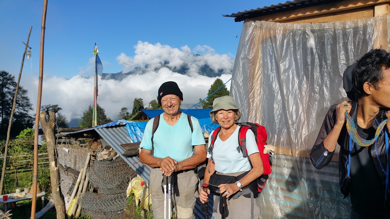 Diese beiden Französischen Trekker sind 14 Tage unterwegs in Helambu und man glaubt es kaum 78 und 77 Jahre alt.
