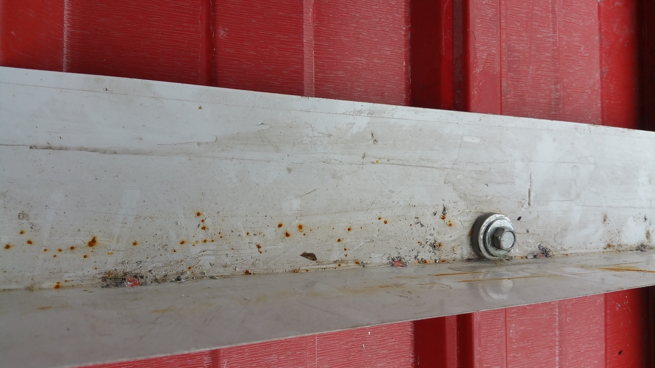 Halterung für die Solarpanel auf dem Dach der Lodge.
