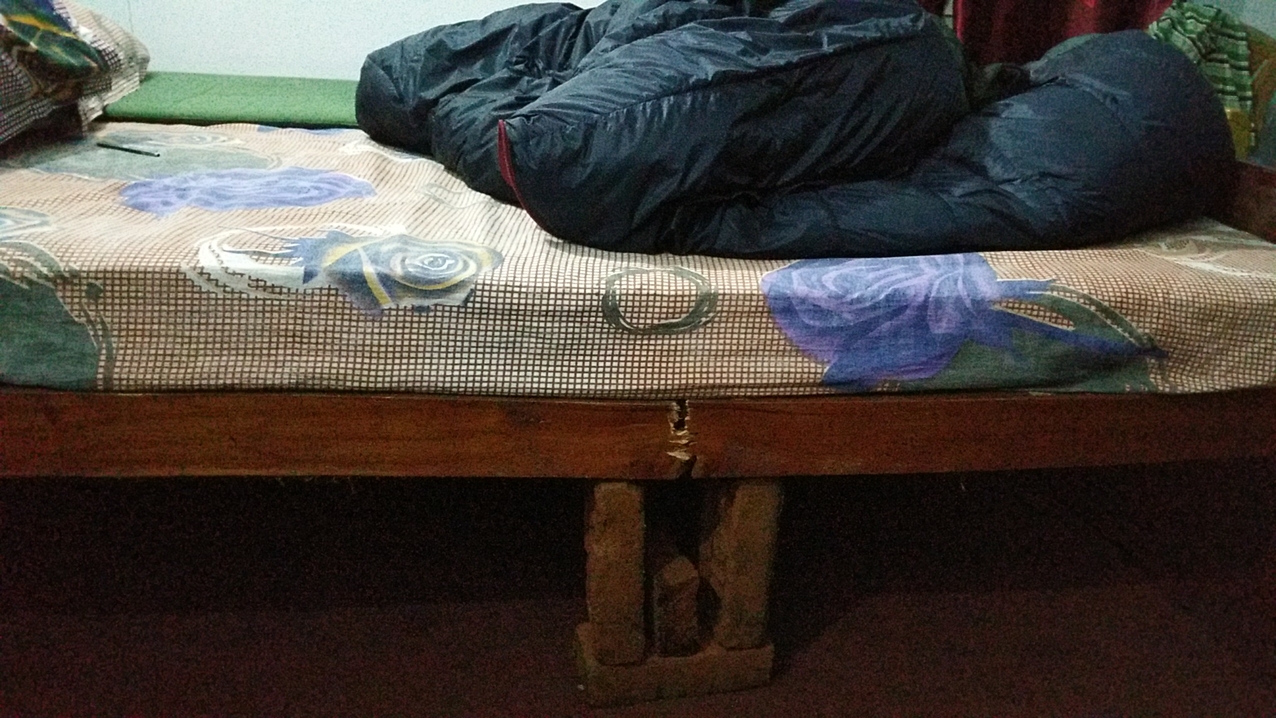 Das Bett ist gekracht und aber auch schon repariert...
