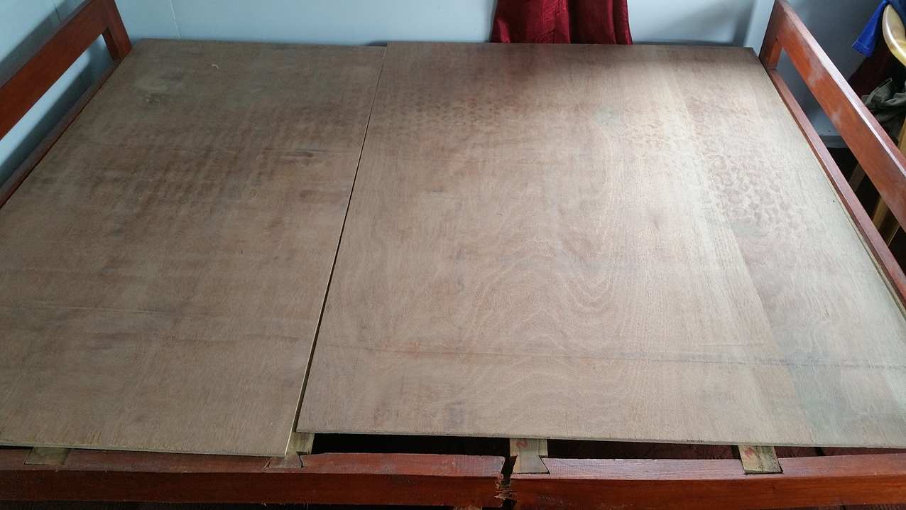 Diese Bretter als Matratzenauflage brauchen unbedingt Lüftungslöcher, besonders bei dieser Feuchtigkeit im Raum.
